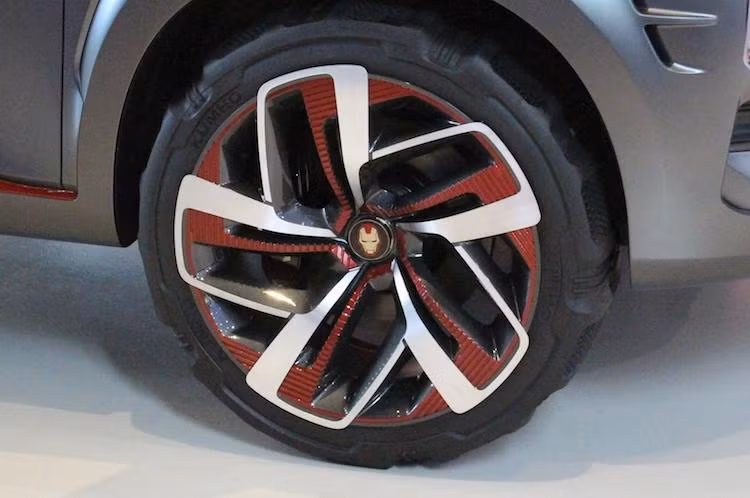 Ở phía trước, cụm đèn LED và đèn pha cũng được thay đổi với bóng đèn màu trắng xanh. Những tấm ốp hai bên thân xe của Kona Iron Man Edition cũng rộng hơn phiên bản thường tới 40 mm. "Lấp đầy" các vòm bánh rộng này là bộ mâm 5 cánh kép 2 tông màu bạc/đỏ độc đáo với đường kính 19 inch, đi kèm với lốp Kumho địa hình cũng có vân đặc biệt.