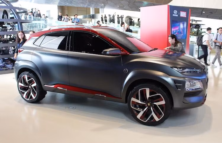 So với phiên bản Kona thường, có thể thấy ngay ngoại hình của Hyundai Kona Iron Man Edition đã được trang trí lại the phong cách Người Sắt với màu sơn xám mờ cùng các điểm nhấn màu đỏ như bộ giáp của siêu anh hùng này. Nắp ca-pô của chiếc xe cũng đã có thêm một đường gân dập nổi mạnh mẽ hơn và viền vàng.