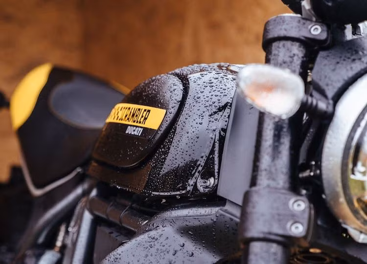 Ở hai bên bình xăng, các tấm ốp bình cũng đã được thay mới với các đường kẻ sọc trang trí hình cờ caro. So với Mach 1, Full Throttle 2017 không nổi bật bằng nhưng "ngầu" hơn và có điểm đặc biệt là được trang bị sẵn pô Termignoni.