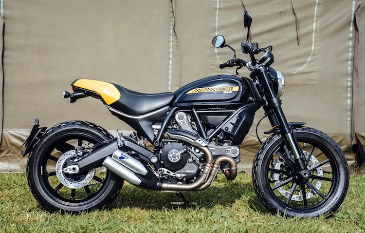 Trong khi đó, phiên bản Full Throttle đã "gắn bó" cùng dòng Scrambler ngay từ khi dòng xe này được Ducati ra mắt cách đây vài năm. Với phiên bản Ful Throttle 2017, Ducati đã cập nhật màu sơn của chiếc xe với bình xăng và chắn bùn màu đen bóng Shining Black.