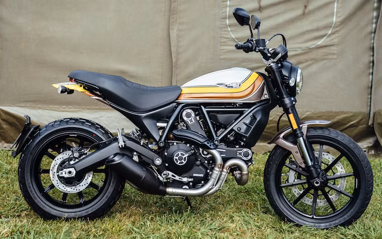 Trong 2 chiếc xe, Ducati Scrambler Mach 1 có vẻ ngoài nổi bật hơn. Tên gọi Mach 2.0 của chiếc xe được lấy từ chiếc Ducati Mach 1 250 đời 1965 - vốn cũng là một phiên bản của dòng Scrambler 250 vào thời kỳ đó. Phiên bản này được trang bị ghi-đông Taper bằng nhôm, yên kiểu Flat Tracker, ống xả và nắp che dây đai cam màu đen mờ.