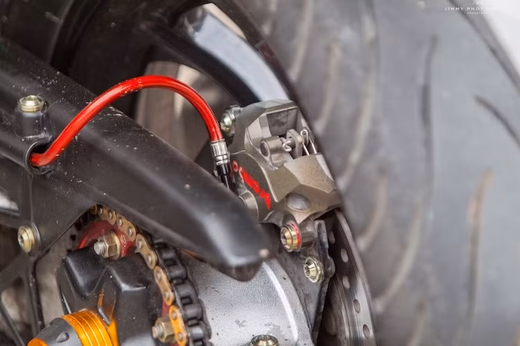 Toàn bộ gắp đơn phía sau kèm mâm từ Honda NSR150SP cũng đã được trang bị cho chiếc Exciter, đi kèm với cặp lốp Michelin Pilot Street cỡ 140/70/17. Hệ thống phanh sau của xe đã được nâng cấp với heo Brembo HP 2 piston đối xứng.