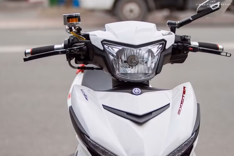 Chơi theo phong cách độ kiểng, một biker Việt đã giữ nguyên hoàn toàn phần thân vỏ của chiếc Exciter 150 bản RC của mình. Tuy nhiên, chiếc xe vẫn gây ấn tượng mạnh khi được trang bị "dàn chân" của mẫu sportbike Honda NSR150SP đình đám từ thập niên 90 và một loạt các phụ kiện có giá trị cao.