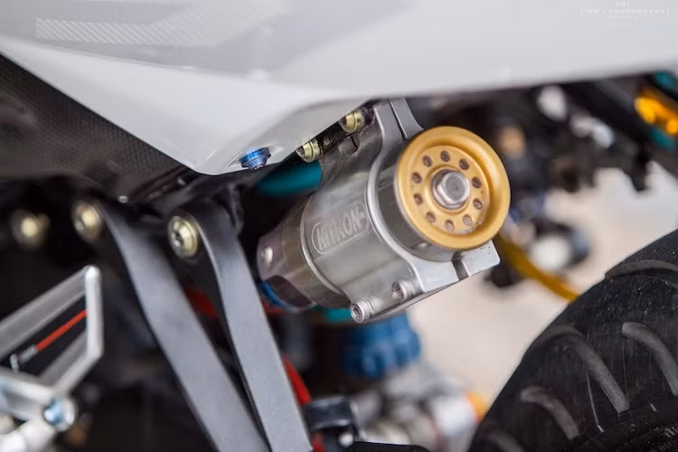 Một nâng cấp đáng giá ở phía sau xe là cây phuộc monoshock Nitron bình dầu rời. Cùng với cây trợ lực Ohlins giấu ở sườn xe, những chi tiết này khiến khả năng vận hành ở tốc độ cao của chiếc Exciter trở nên chắc chắn và an toàn hơn.