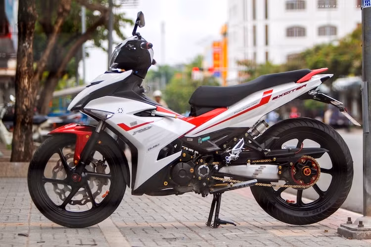 Là dòng xe được ưa chuộng tại Việt Nam, Yamaha Exciter 150 hiện tại có rất nhiều phong cách độ khác nhau. Trong đó, phong cách độ kiểng thường được nhiều người chơi xe lựa chọn do không "phá dáng" nguyên bản của Exciter nhưng vẫn khiến cho chiếc xe trở nên nổi bật và độc đáo hơn.