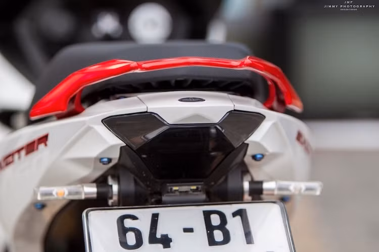 Để khiến phần đuôi xe trở nên gọn gàng hơn, pad biển số Rizoma đã được thay thế cho Exciter. Bên cạnh đó, cặp xi-nhan nguyên bản với thiết kế khá to của chiếc xe cũng đã được thay bằng xi-nhan Graffio của Rizoma.