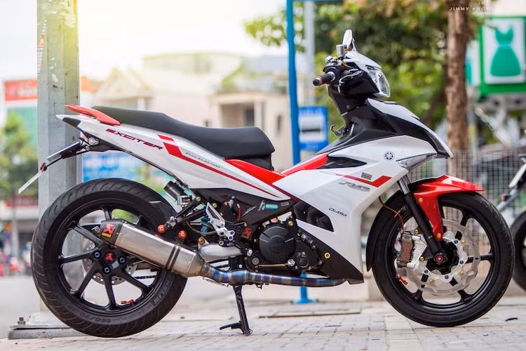 "Dàn chân" từ mẫu sportbike 2 kỳ lừng lẫy 1 thời Honda NSR150SP, cùng với một loạt đồ "hàng hiệu" đã khiến cho chiếc Yamaha Exciter 150 RC của một biker Việt trở nên đẹp mắt và ấn tượng hơn.