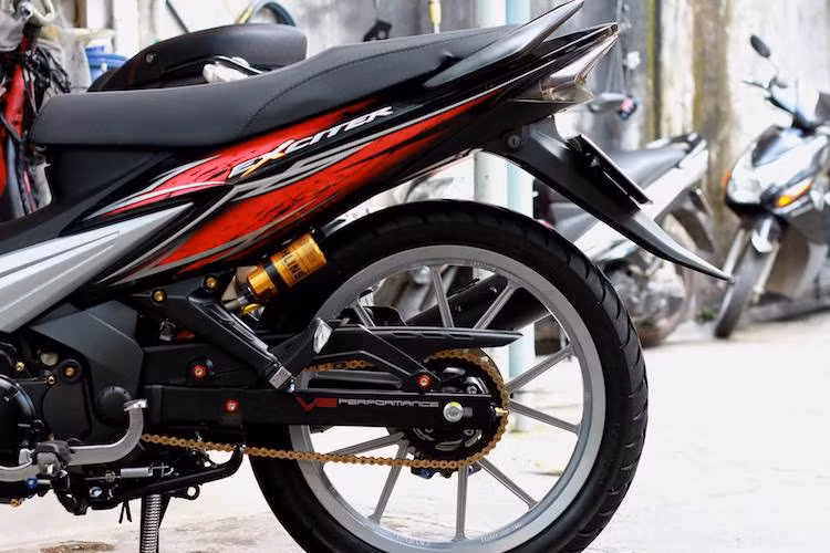 Để khiến chiếc xe có dáng thể thao và thanh thoát hơn, yên xe nguyên bản đã được gọt mỏng. Động cơ của chiếc Exciter 135 cũng không có sự thay đổi gì, ngoại trừ dàn ốc kiểng bắt bưởng máy cùng các chi tiết khác. Ở phía sau, một nâng cấp đáng giá của chiếc xe là phuộc monoshock Ohlins bình dầu rời, khiến chiếc Exciter trở nên ổn định hơn khi vận hành.