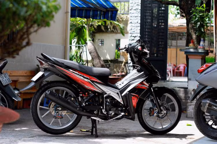 Sau khi những bản độ Yamaha Exciter 150 đã xuất hiện với tần suất "dày đặc" trong 2 năm qua, những người chơi xe ở Việt Nam gần đây lại tìm về phiên bản Yamaha Exciter 135 cũ. Mới đây, một chiếc Yamaha Exciter 135 thuộc thế hệ đầu tiên đã được một xưởng độ tại Sài Gòn "hồi sinh" như mới và "tiện tay" nâng cấp thêm hàng loạt các chi tiết "hàng hiệu".