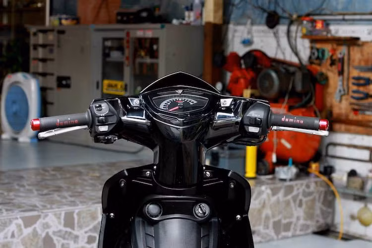 Nằm ở phía trên tay lái, thay vì đồng hồ nguyên bản đơn giản, chiếc xe đã được thay cụm đồng hồ điện tử Koso dành riêng cho Exciter từ 2010 trở về trước, khiến phần nhựa "zin" hoàn toàn không cần phải "chế cháo" lại. Hai bên tay lái là các món "đồ chơi" như bao tay Domino và tay côn/phanh CRG.