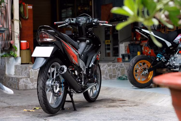 Với các nâng cấp nhẹ nhưng có chất lượng cao từ những hãng tên tuổi và những chi tiết nguyên bản được phục chế, chiếc Yamaha Exciter đời đầu đã trở nên mới và hoàn hảo hơn cả khi "đập thùng" cách đây nhiều năm.