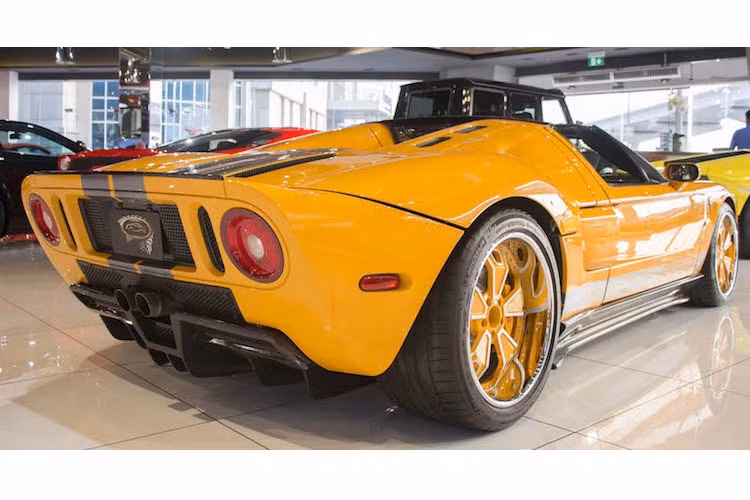 Về thiết kế, Ford GTX1 gần như không có sự khác biệt so với những chiếc GT Coupe bình thường. Ngoài thay đổi rõ nhất là mui xe, GTX1 còn sở hữu bộ mâm đúc với thiết kế 5 cánh kép mới. Chiếc xe cũng có những đường sọc trang trí đặc trưng của dòng Ford GT dọc thân xe.