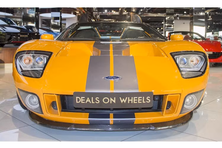 Chiếc siêu xe mui trần Ford GTX1 trong bài viết từng thuộc sở hữu của một "đại gia" tại Trung Đông. Hiện tại nó đang được rao bán bởi showroom siêu xe Deals on Wheels tại Dubai với mức giá 1,999 triệu Dirham - tương đương 12,2 tỷ đồng.