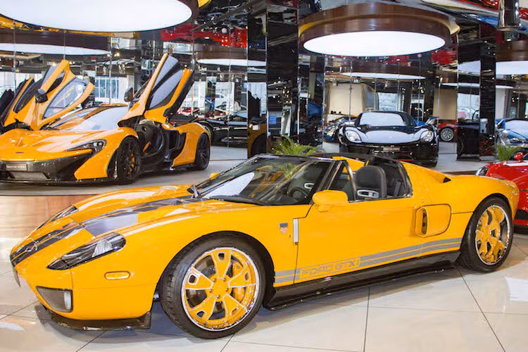 Trong khoảng từ năm 2004 tới 2006, đã có tổng cộng hơn 4000 chiếc siêu xe Ford GT thế hệ đầu tiên được sản xuất. Tuy nhiên trong số đó, chỉ có 50 chiếc đã được chuyển thành xe mui trần với tên gọi siêu xe Ford GTX1 bởi hãng chế tác thân xe Genaddi Design Group ở Wisconsin, Mỹ.