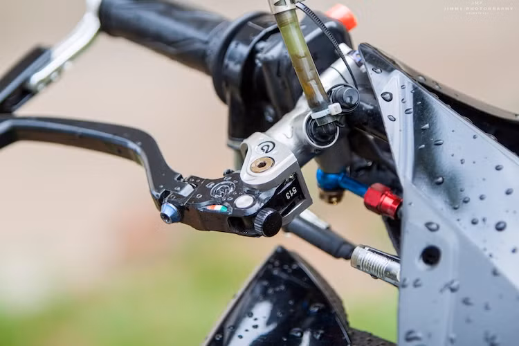 Nằm ở phía trên tay lái của chiếc xe là cùm phanh Brembo Thái Lan, hoàn thành hệ thống phanh trước của xe. Một cây trợ lực tay lái được giấu khéo léo cạnh sườn của chiếc xe côn tay Exciter 150 để khiến chiếc xe ổn định hơn khi chạy tốc độ cao.