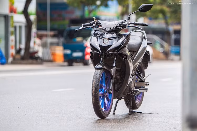 Chiếc Yamaha Exciter 150 đã được người chơi xe tại Việt Nam "biến hóa" với kiểu dáng "ngầu" hơn nhờ dàn vỏ dán sợi carbon thật và chế mủ, cùng với một số đồ chơi nâng cấp khác.