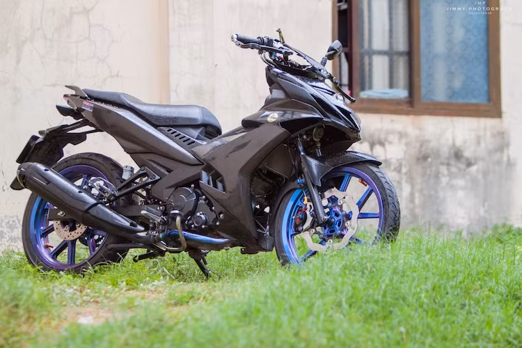 Trong các phong cách độ Exciter 150, việc chế lại phần thân vỏ khiến cho chiếc xe trở nên "không đụng hàng" và tạo sự độc đáo cho bản độ. Đi theo phong cách này, một người chơi xe Việt đã chế mủ nhẹ chiếc Exciter, đồng thời trang bị một số đồ chơi nâng cấp khiến cho "xế cưng" của mình có kiểu dáng ấn tượng hơn.