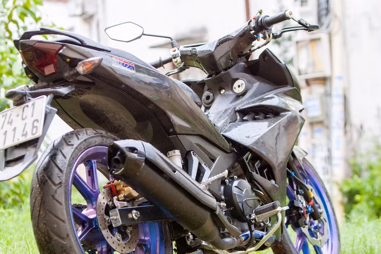 Trên bản độ này, chủ xe đã giữ nguyên khối động cơ SOHC 4 van 149,7 cc của Exciter, tạo ra công suất tối đa 15,4 mã lực và mô-men xoắn cực đại 13,8 Nm. Cây pô nguyên bản của xe cũng được giữ nguyên, chỉ có phần cổ làm lại bằng vật liệu titan.