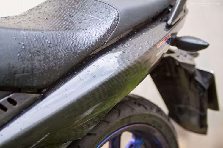 Phần vỏ ở giữa sườn xe cũng đã được chế mủ lại với những khe song song gợi nhớ về bình xăng Yamaha R1. Toàn bộ dàn vỏ nguyên bản của chiếc xe sau đó đã được dán sợi carbon thật, khiến chiếc Exciter này có vẻ ngoài "ngầu" và thể thao hơn.