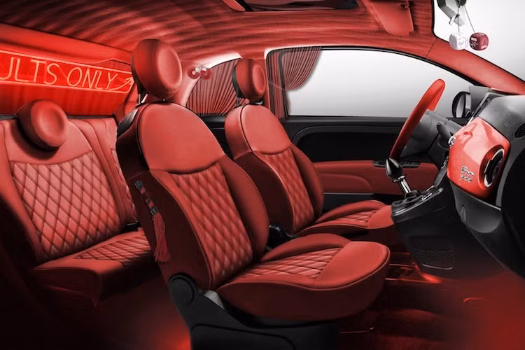 Không chỉ có ngoại thất đầy tính "gợi cảm", nội thất của cả 2 chiếc Fiat 500 Kamasutra cũng đều được trang trí theo phong cách ấm cúng giống như các khách sạn "yêu". Thậm chí Garage Italia Customs còn trang trí chiếc xe với những đồ chơi tình dục như roi da hai bên thành ghế hay cần số hình... nút hậu môn!