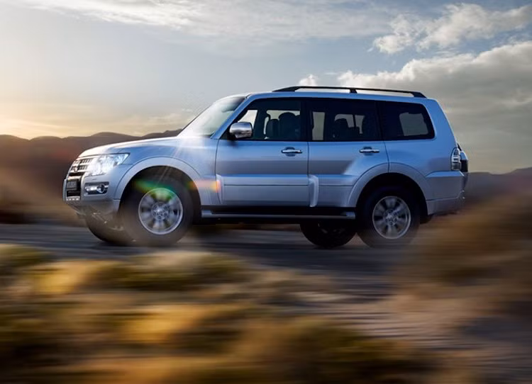 Do hiện Nissan đã mua lại Mitsubishi nên nhiều tin đồn cho rằng Pajero thế hệ mới có thể sẽ dựa trên cơ sở chassis của một mẫu SUV khác là Nissan Patrol. Tuy nhiên chính ông Mann đã bác bỏ tin đồn này khi cho biết hiện tại, Pajero đang sử dụng cấu trúc khung nguyên khối thay vì thân trên khung như Patrol. Ngoài ra, chiếc xe cũng nhỏ hơn Patrol khá nhiều.