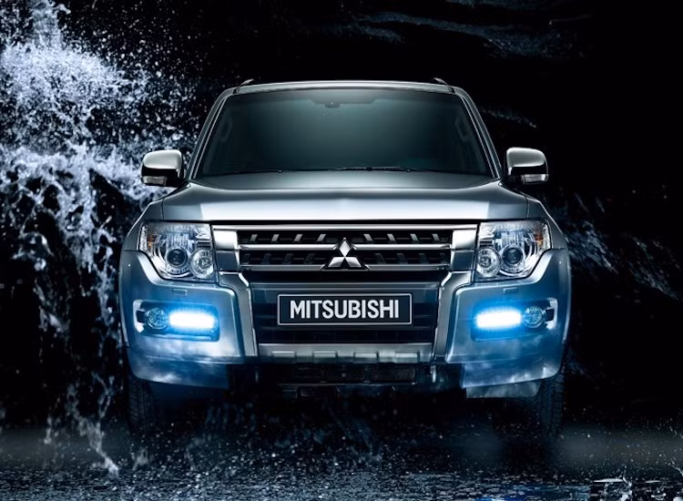 Ông Mann đưa ra 2 lý lo chính khiến Mitsubishi đang cân nhắc "khai tử" Pajero đó là khách hàng không còn ưa chuộng chiếc xe và các quy định khí thải ngày càng xiết chặt. Với những mẫu SUV truyền thống như Pajero, doanh số hiện tại đang giảm "trầm trọng", đồng thời hãng xe Mitsubishi cũng cần tới một loại động cơ mới cực kỳ hiệu quả mới có thể bảo đảm giữa sức mạnh và hàm lượng khí thải.