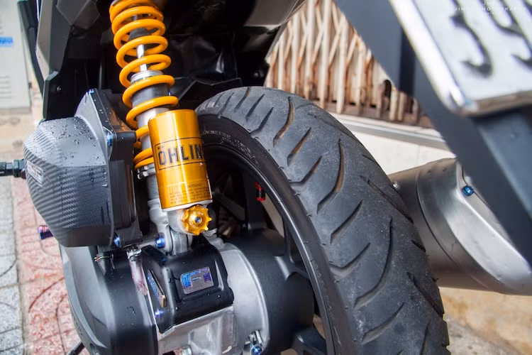 Ở phía sau chiếc xe, cây phuộc nguyên bản của mẫu xe tay ga Vario đã được nâng cấp lên phuộc "hàng hiệu" Ohlins với khả năng điều chỉnh độ nhún/nảy, phù hợp với nhiều điều kiện vận hành hơn và chống sàng lắc khi ở tốc độ cao.