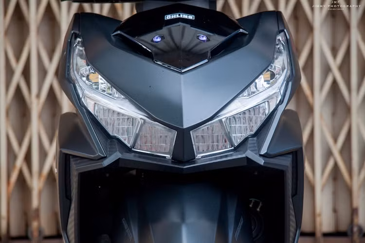 Chiếc Vario này đã được chủ xe giữ gần như nguyên bản ở dàn ngoài, chỉ thay đổi một số chi tiết trên xe bằng loạt đồ chơi hàng hiệu để khiến nó trở nên nổi bật và đem lại cảm giác điều khiển tốt hơn.