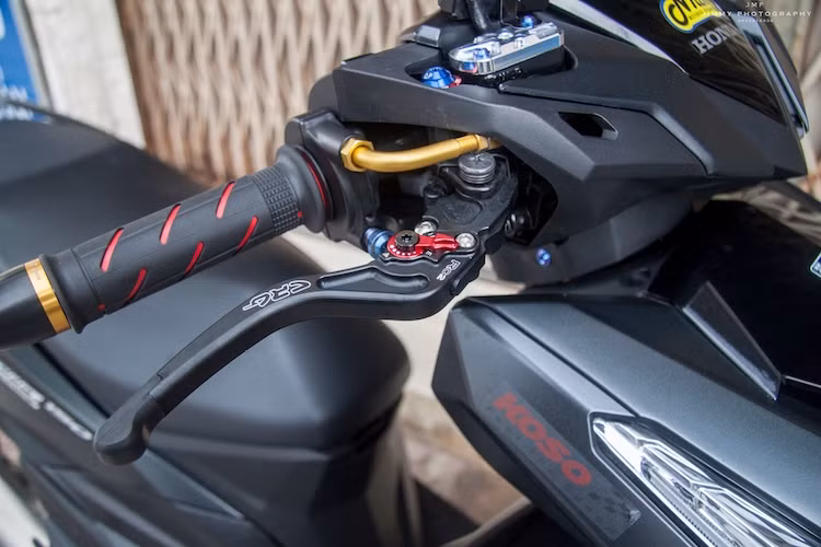 Ở phía trên tay lái của chiếc xe là một số món phụ tùng đơn giản nhưng khiến cảm giác cầm lái trở nên thú vị hơn, bao gồm cặp tay phanh CRG RC2, cùm ga cuốn Domino, bao tay Domino, gù Rizoma và đồng hồ Koso Mini 3.