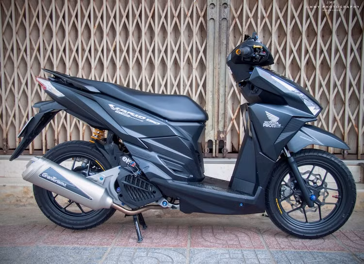 Mẫu xe tay ga nhập khẩu từ Indonesia với kiểu dáng cá tính Honda Vario 150 đã càng trở nên nổi bật hơn nhờ có một số phụ tùng nâng cấp nhỏ nhưng hiệu quả được người chơi xe Việt Nam trang bị.