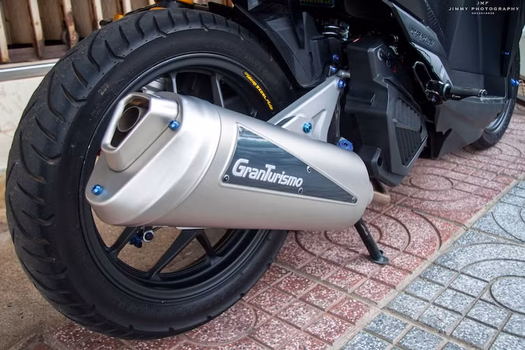 Khối động cơ nguyên bản của Honda Vario 150 không có sự thay đổi, ngoại trừ hệ thống xả mới với pô Leovince Granturismo. Được thiết kế dành riêng cho các dòng xe tay ga, cây pô này đem tới tiếng nổ trầm ấm mà không khiến chiếc xe bị mất lực.