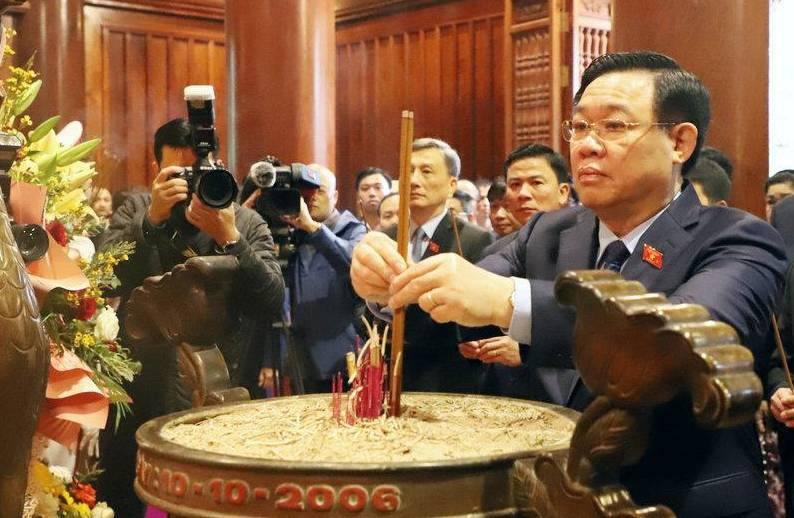 Chu tich Quoc hoi Vuong Dinh Hue dang huong tuong niem Bac Ho