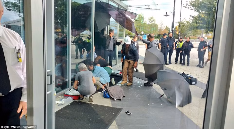 Cú mất lái khiến chiếc Ducati đâm vào tấm kính bên ngoài hành lang của Shaw Tower ở Vancourver. Ảnh: Twitter