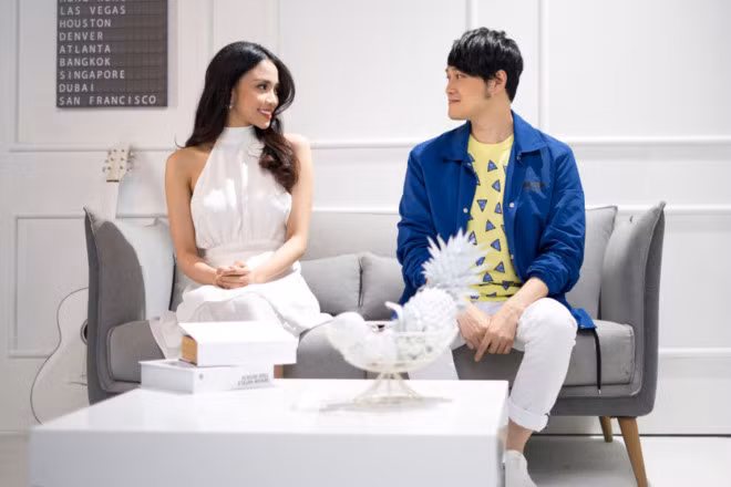 Thiên Nga cũng là cái tên kiếm được bộn tiền trong các thí sinh The Face. Ngoài việc tham gia quảng cáo bột giặt, đóng phim ngắn, phim sitcom, Thiên Nga còn hóa thân rất ngọt ngào vào vai người tình của ca sĩ Quang Vinh trong MV “Falling into Love”. Ảnh: Youtube.