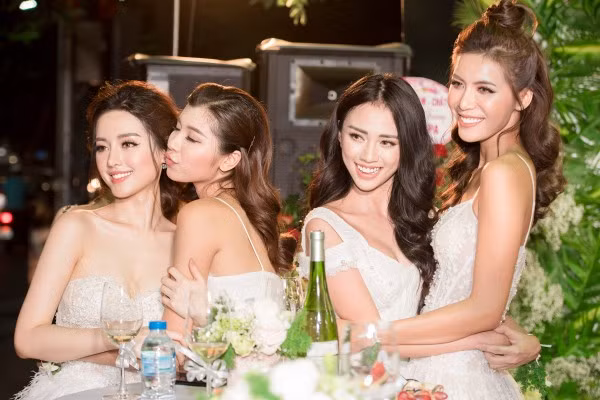 Đây được xem là một bước tiến khá tốt trong sự nghiệp của Khánh Linh, song song đó người đẹp cũng tiếp tục công việc người mẫu, theo đuổi đam mê nghệ thuật. Team Minh Tú cũng đã sắp xếp thời gian để ra tận Hà Nội để chúc mừng Khánh Linh lên chức bà chủ. Ảnh: Saostar.