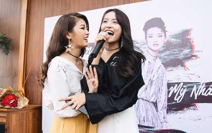 Cặp đôi bạn thân Mỹ Nhân –Mỹ Duyên bước ra từ cuộc thi The Face không ngồi yên mà có hoạt động nghệ thuật ngay sau khi bị loại. Mỹ Nhân liên tục xuất hiện trên các phương tiện truyền thông trả lời phỏng vấn. Mỹ Duyên cũng tranh thủ ra mắt bộ ảnh mới đẹp như mơ. Ảnh: Saostar.