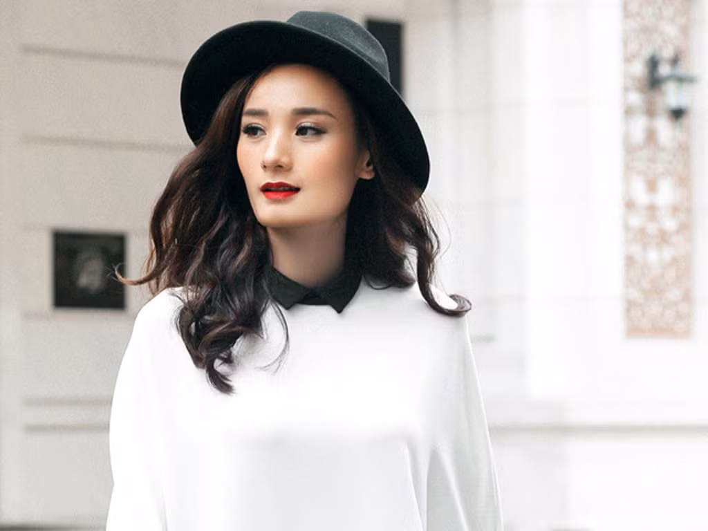 Tuy nhiên, đến chặng chạy nước rút của mùa giải, Lê Thúy đã trở mình và thay đổi một cách ngoạn mục. Cô gái Quảng Bình lọt vào top 3 và được giải 3 của chương trình Next Top năm ấy. Đến nay, Lê Thúy đã nắm chắc công danh sự nghiệp. Cô đẹp hơn xưa rất nhiều, khéo léo hơn và được lòng nhiều khán giả. Ảnh: Showbiz8.