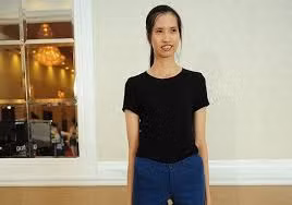 Thuộc top thí sinh thi Vietnam's Next Top Model với vẻ đẹp "xấu lạ", Hồng Xuân để lại ấn tượng khi có chiều cao nổi bật 1,9m. Sau khi đoạt giải Á quân của chương trình năm 2015, Hồng Xuân vẫn không mấy nổi trội trong làng mẫu. Ảnh: Langsao.