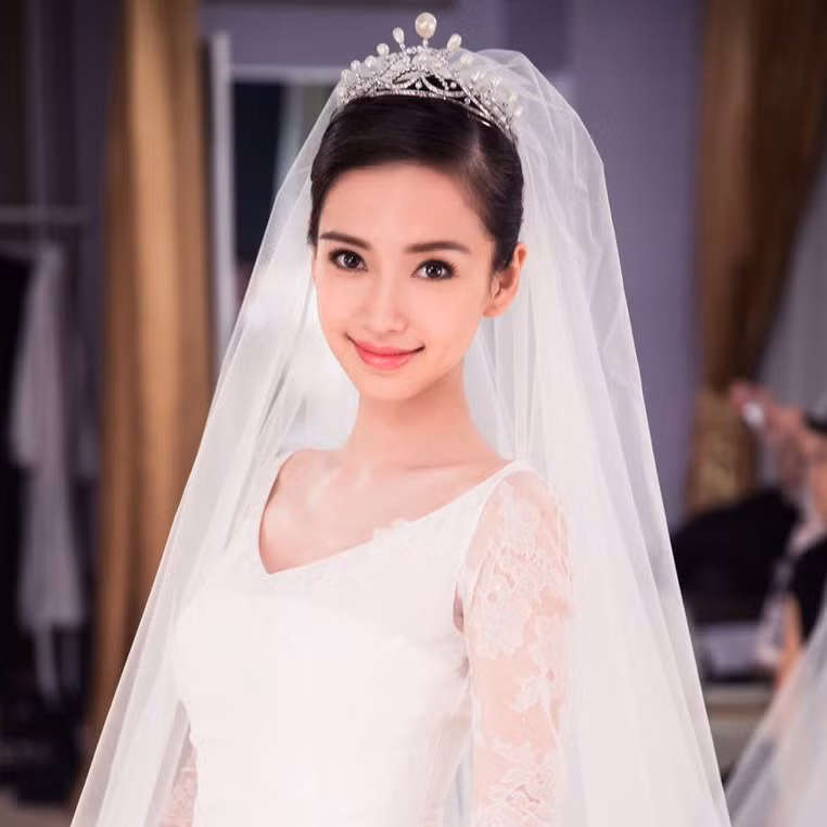 So với thời đám cưới với Huỳnh Hiểu Minh cách đây 2 năm, Angelababy bây giờ gầy hơn rất nhiều. Ảnh: popsugar