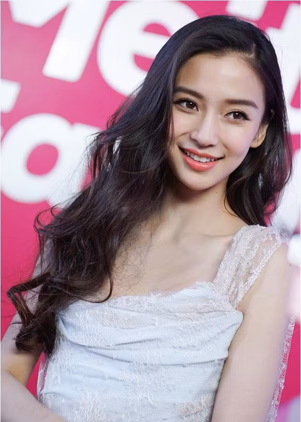 Đôi khi Angelababy còn bị gầy hơn bởi chọn trang phục không phù hợp. Ảnh: QQ