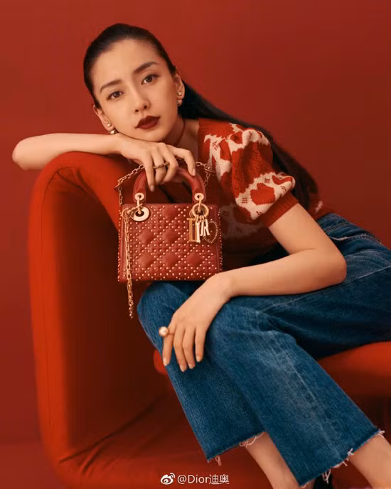 Mới đây, Angelababy nhận làm người mẫu quảng cáo cho Dior, nhờ photoshop, trông cô không gầy gò như những bức ảnh thực tế ngoài đời. Ảnh: Dior