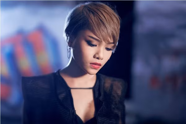 Tuy vậy, chiến lược của Quán quân The Voice 2013 có vẻ không khả quan bởi ngày trở lại và ra sản phẩm “Buông” dù được khen ngợi nhưng nó vẫn không đủ sức hút để trở thành hit trong làng nhạc Việt. Ảnh: Zingnews.
