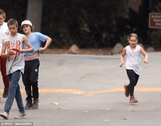 Mới 6 tuổi nhưng thừa hưởng gene to cao của bố, Harper nhỉnh hơn so với các bạn cùng lứa. Ảnh: Backgrid