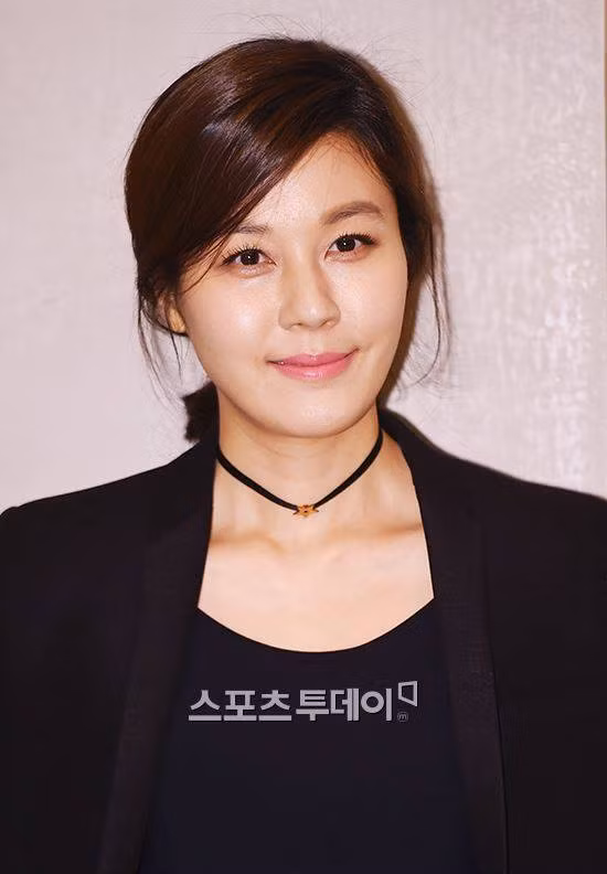 Bộ phim truyền hình đầu tiên của Kim Ha Neul là Happly Together của đài SBS vào năm 1999.