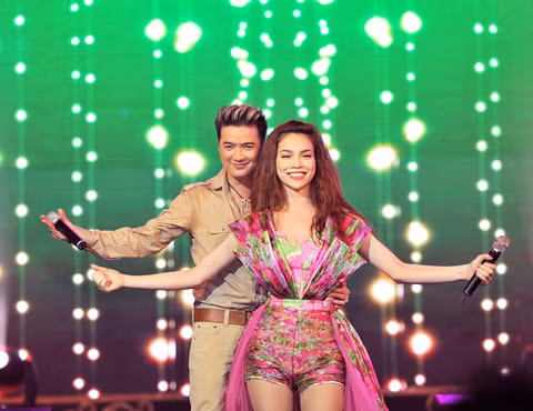 Về phía Hồ Ngọc Hà, cô cũng đáp trả lại tình cảm của “anh trai” Đàm Vĩnh Hưng một cách nồng nhiệt. Trong chương trình Giọng hát Việt mùa đầu tiên cả hai được dịp ngồi chung ghế nóng, Hà Hồ và Mr Đàm đã rất nhường nhịn nâng đỡ nhau. Ảnh: Tinsao.