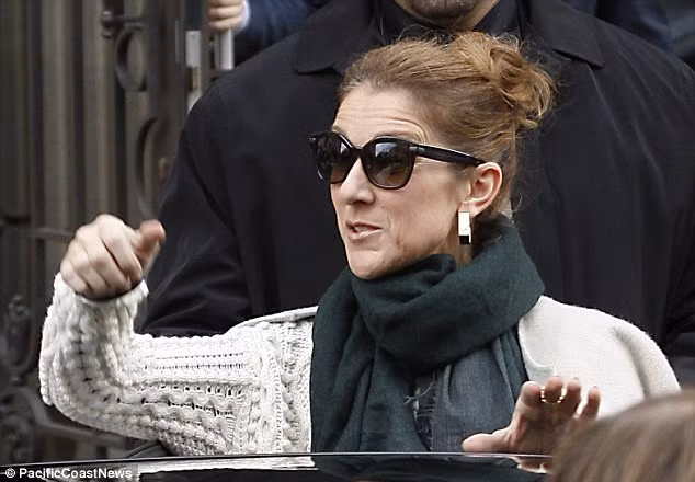 Celine Dion là một nữ ca sĩ có thanh nhưng không có sắc, cô cũng là người không quá cầu kỳ trong trang phục hàng ngày và những cách chăm chút làn da, vóc dáng. Ảnh: PacificCoastNews