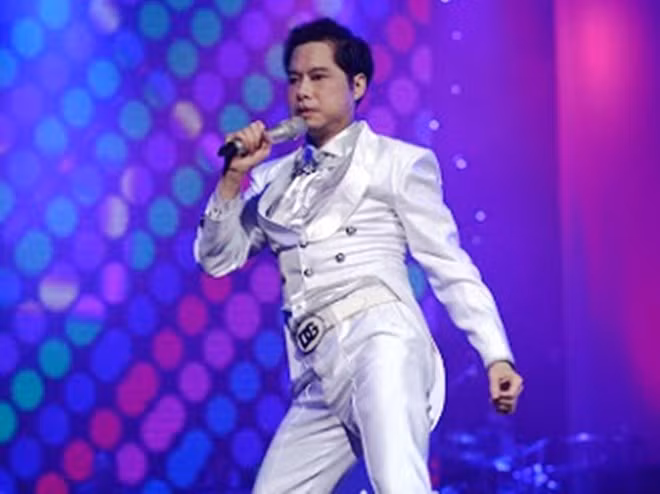 Mới nhất, nam ca sĩ tiếp tục trở thành tâm điểm dư luận khi Ngọc Sơn được tặng tấm bằng khen ghi chức danh Giáo sư âm nhạc do Chủ tịch Hội Nghệ nhân và Thương hiệu VN, tiến sĩ (TS) Lê Ngọc Dũng ký. Việc này đã gây tranh cãi gay gắt trên mạng xã hội, thậm chí còn có ý kiến cho rằng, đây là trò đùa quá trớn.