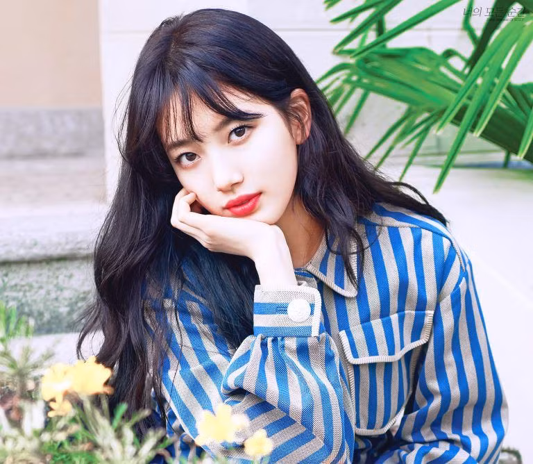 Năm 2017, Suzy ra mắt album solo Yes? No? và lập tức đứng đầu bảng xếp hạng với bài Pretend. Bộ phim While You Were Sleeping cô đóng chung với Lee Jong Suk ra mắt vào cuối năm nay cũng giúp cho Suzy được chú ý hơn và có mặt trong top 10 ngôi sao xứ Hàn có ảnh hưởng nhất 2017.