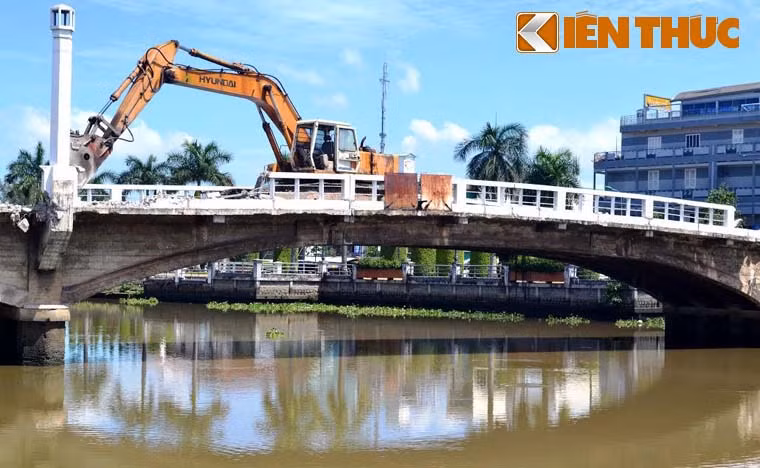 Đồng thời theo ông Lê Văn Hùng, Chủ tịch UBND TP.Tân An cho rằng phía Pháp đã gởi văn bản thông báo cầu hết hạn sử dụng nhưng thực tế "công văn của phía Pháp" chỉ nghe nói chứ chưa có văn bản nào cụ thể.