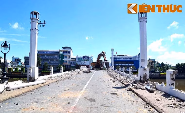 Tuy nhiên, khi chỉ đạo của Lãnh đạo tỉnh uỷ được thực thi thì việc phá dỡ cầu cũng đã thực hiện nhiều công đoạn, có 5 trong số 8 trụ đèn bị cắt, 2 bên thành cầu bị phá dỡ.